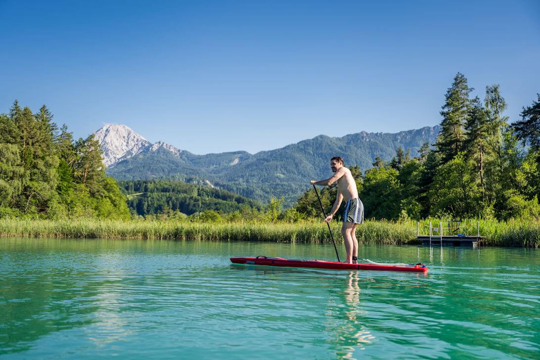 SUP auf dem See vor dem Mittagskogel
